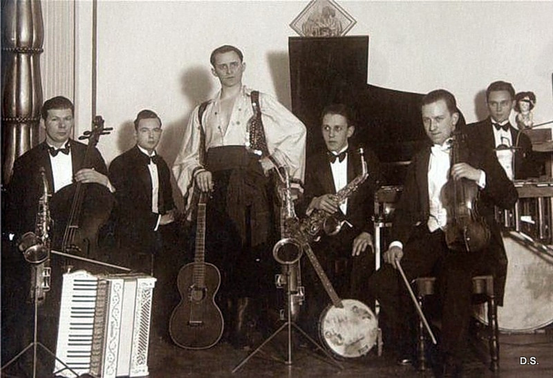 Петр Лещенко со своими музыкантами
