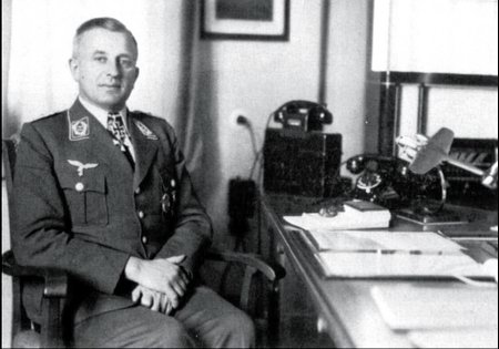 Оберст-лейтенант (подполковник) Теодор Ровель за своим рабочим столом в штабе Аufkl.Gr.Ob.d.L. 